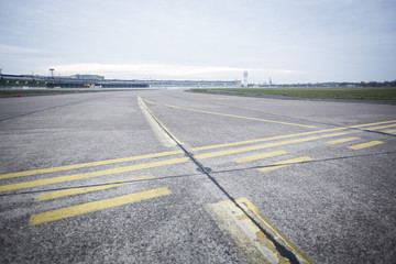 Flughafen Landebahn und Flugfeld bei Sonnenaufgang