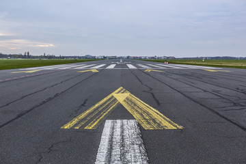 Flughafen Landebahn und Flugfeld bei Sonnenaufgang