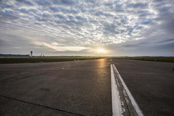 Fototapeta premium Flughafen Landebahn und Flugfeld bei Sonnenaufgang
