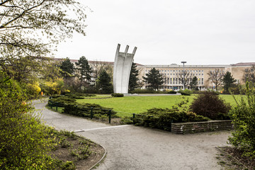 Fototapeta premium Denkmal Platz der Luftbrücke, Flughafen Tempelhof Berlin