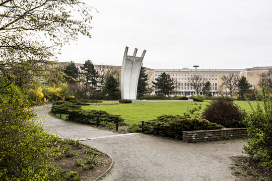 Denkmal Platz der Luftbr&uuml;cke, Flughafen Tempelhof Berlin