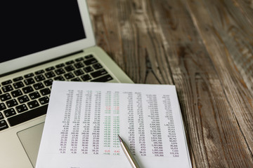 Obraz premium Financial charts on the table with laptop