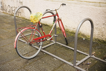 Fototapeta na wymiar Old colored bicycles parked in italian street