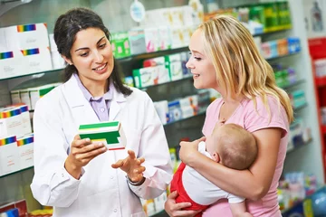 Papier Peint photo autocollant Pharmacie Pharmacien, mère et enfant en pharmacie