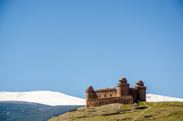 Festung La Calahorra vor schneebedeckter Sierra Nevada