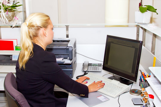 Junge Frau beim Arbeiten im B&uuml;ro