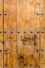 braune Holztür mit Ring und Riegel
