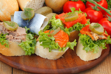 Fischsnacks, Hering, Lachs, Thunfisch, Baguette, Tomaten, Salat