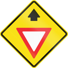 Chilean road warning sign: Yield ahead