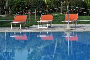 Liegestühle am Pool