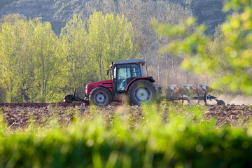 Tracteur et laboure