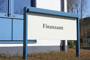 Schild vor einem deutschen Finanzamt