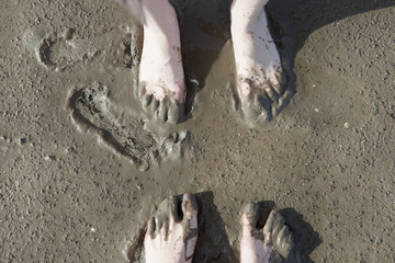 Barfuß im Wattenmeer