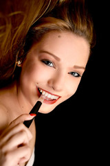 Obraz premium Femme fumant une cigarette électronique