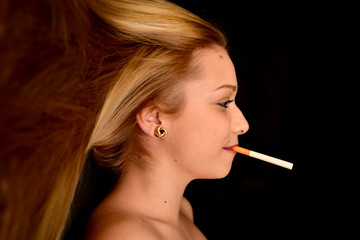 Fototapeta premium une belle femme avec cigarette