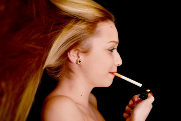 Fototapeta premium une belle femme avec cigarette