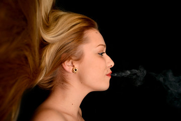 Obraz premium une belle femme avec cigarette