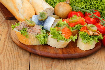 Fischsnacks, Hering, Lachs, Thunfisch, Baguette, Tomaten, Salat