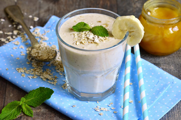 Banana smoothie with honey and oats.