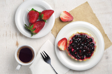 Coffee, cake with black currants and strawberry