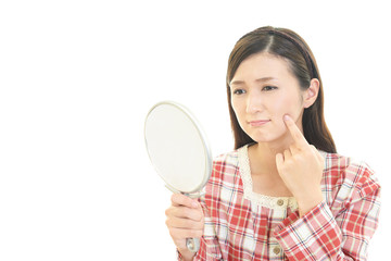 顔のシミを気にする女性