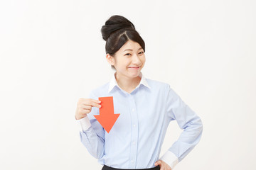 矢印で指すビジネスウーマン