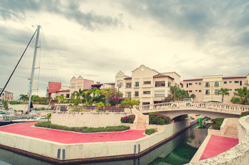 Fototapeta premium Piękny widok na luksusowy biały jacht zacumowany w morskiej zatoce