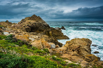 Fototapeta na wymiar Rocks along the Pacific Ocean at Point Joe, seen from the 17 Mil