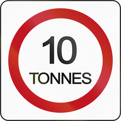 Bruneian traffic sign prohibiting throroughfare of vehicles with a weight over 10 metric tons