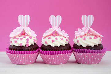 Happy Mothers Day pink and white cupcakes.