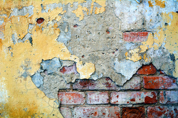 Мокрая желто-красная кирпичная стена после дождя