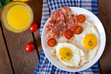 English breakfast - toast, egg, bacon and vegetables