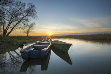  Łodzie rybacke w przystani w świetle zachodzącego słońca © Mike Mareen