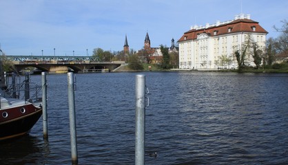 Fototapeta premium Blick über die Dahme auf Schloss und Altstadt Köpenick