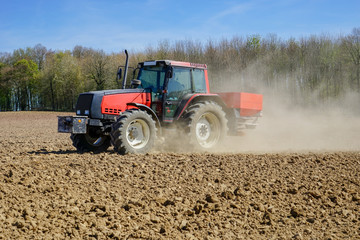 Ackerbau, Landwirt bei der Frühjahrsdüngung auf Acker © Countrypixel