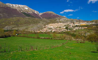 Fototapeta na wymiar Borgo medievale in Abruzzo