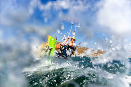 Kitesurfer in der Welle