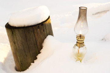lampka i pień zimą