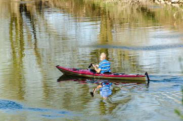 Alter Mann rudert im Fr&uuml;hling im Kajak