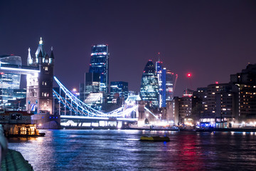 Panele Szklane  Nocny przegląd Tower Bridge w Londynie