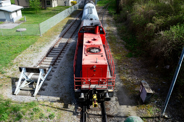 Diesellokomotive mit Waggons am Güterbahnhof