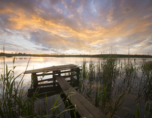 Kładka wędkarska nad jeziorem © Mike Mareen