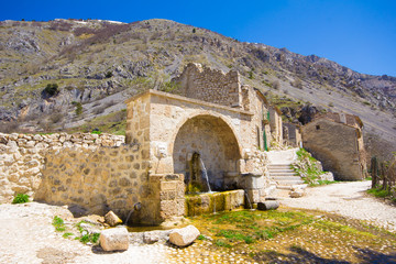 Antica fontana nel villaggio di Frattura Vecchia