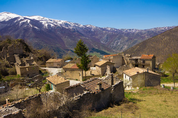 Piccolo paese distrutto dal terremoto