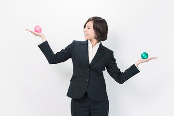 比較するビジネスウーマン