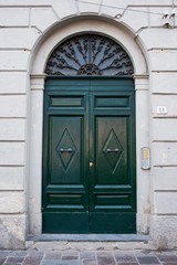 Obraz na płótnie Canvas Porta in legno verde, ingresso vecchia casa signorile