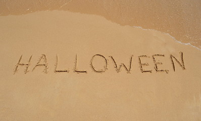 Fototapeta na wymiar Text 'Halloween' in the sand