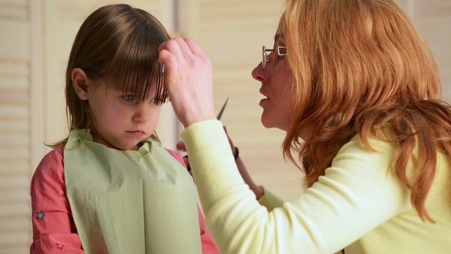 Mom cut the child's hair