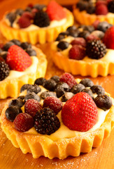 Mini-tarts with custard and summer berries 