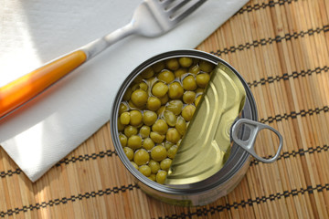 Lata de arvejas recien abierta.